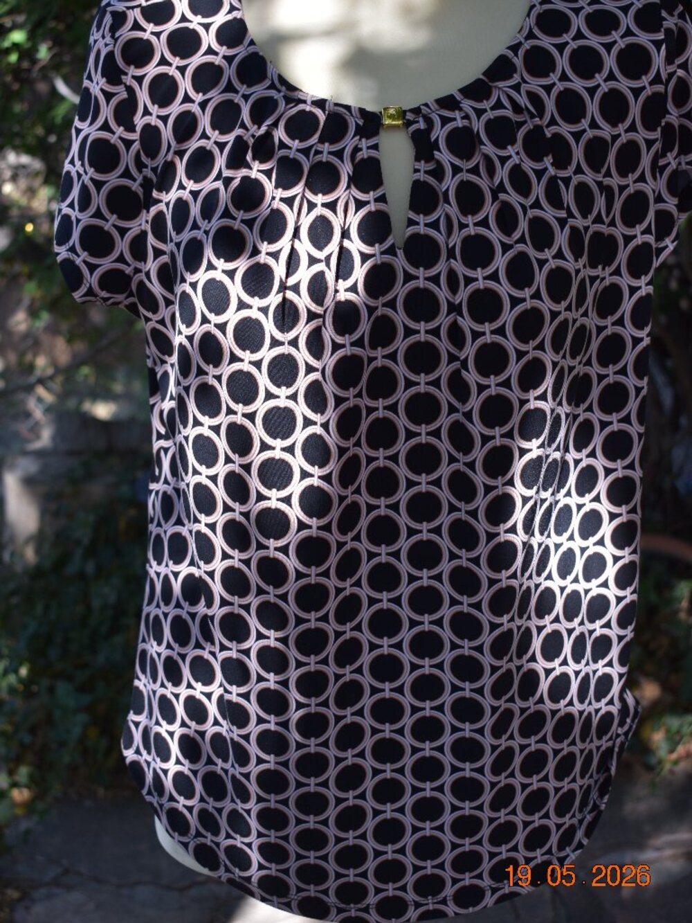 Liz Claiborne Geometric Circle Print Top – Stylish & Unique (Med)
